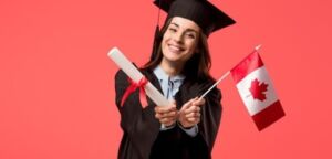 خريجة جامعية في كندا تحمل علم كندا وشهادة التخرج