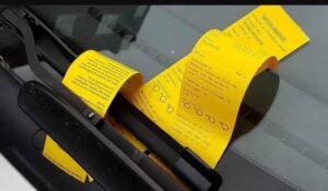 غرامات مخالفات السير في السويد موضوعة على واجهة سيارة