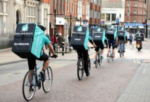 من تطبيقات توصيل الطعام في إيطاليا تطبيق Deliveroo