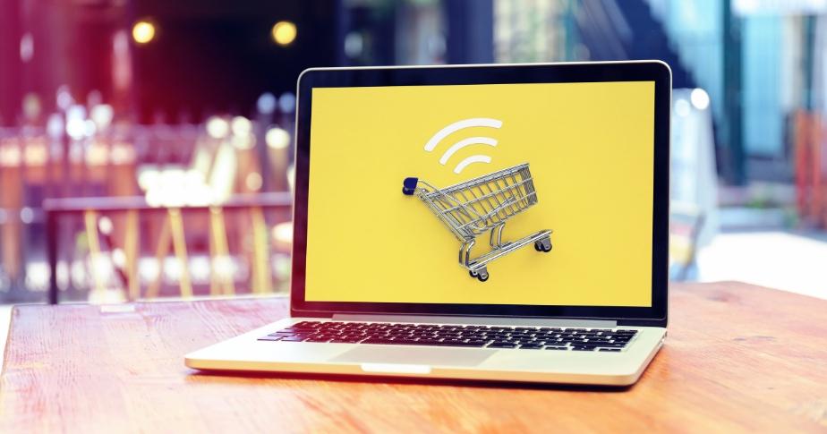 كمبيوتر محمول على واجهته عربة تسوق- متاجر بريطانيا الإلكترونية