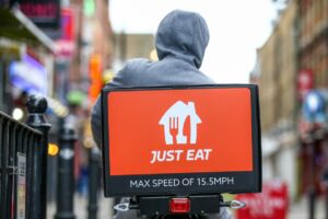 عامل توصيل على دراجة نارية _ تطبيق جست إيت Just Eat