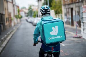 عامل توصيل على دراجة هوائية لتطبيق ديليفرو Deliveroo