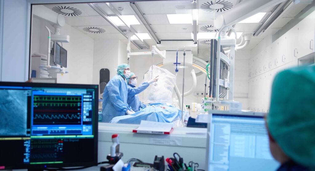  أطباء في غرفة العمليات - العلاج في ألمانيا