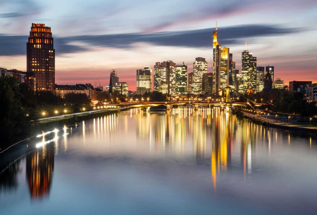 منظر تناغم الأضواء على سطح الماء في إحدى المدن الألمانية