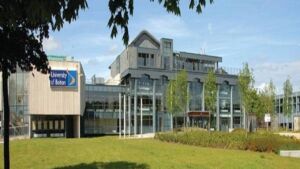 الواجهة الخارجية لمبنى جامعة بولتون في المملكة المتحدة