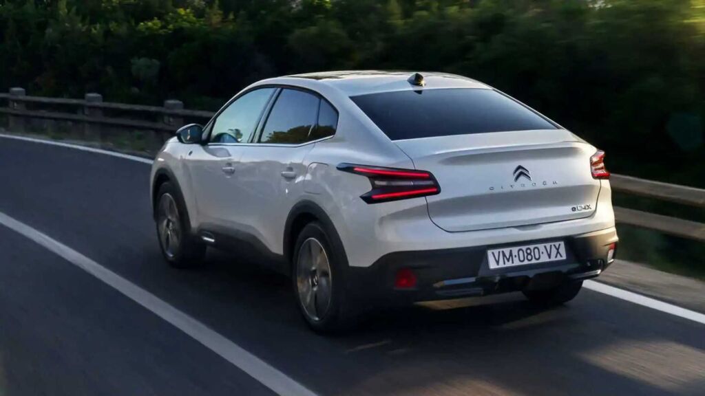 سيارة بيضاء من ماركة ستروين - ماركات السيارات الفرنسية