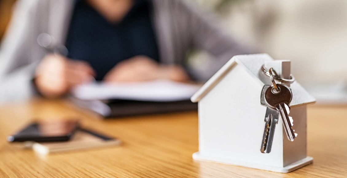 هيكل منزل مصغر مع مفاتيح - التأمين على المنازل في بلجيكا