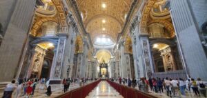 مجموعة من الزائرين المتواجدين داخل الكاتدرائية كاتبازيليك القديس بطرس