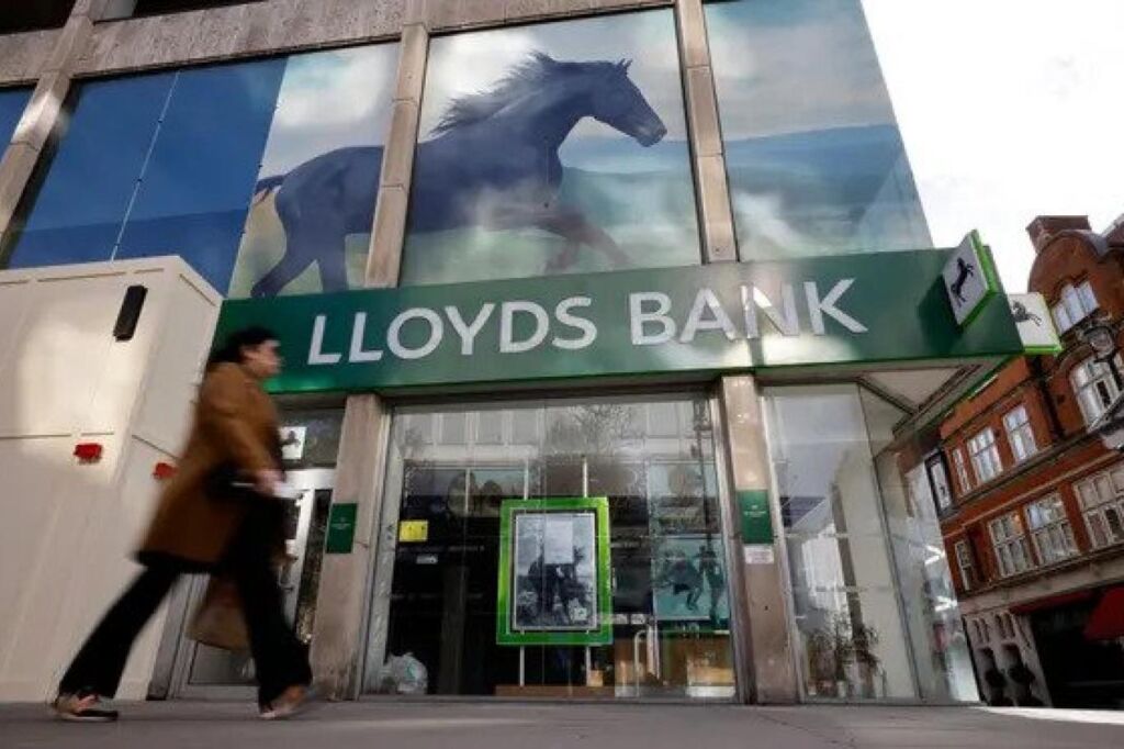 إحدى فروع بنك لويدز (Lloyds Banking Group) في المملكة المتحدة
