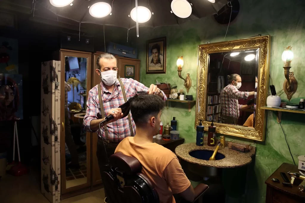 حلاق - فرص عمل في إيطاليا لمصففين الشعر 