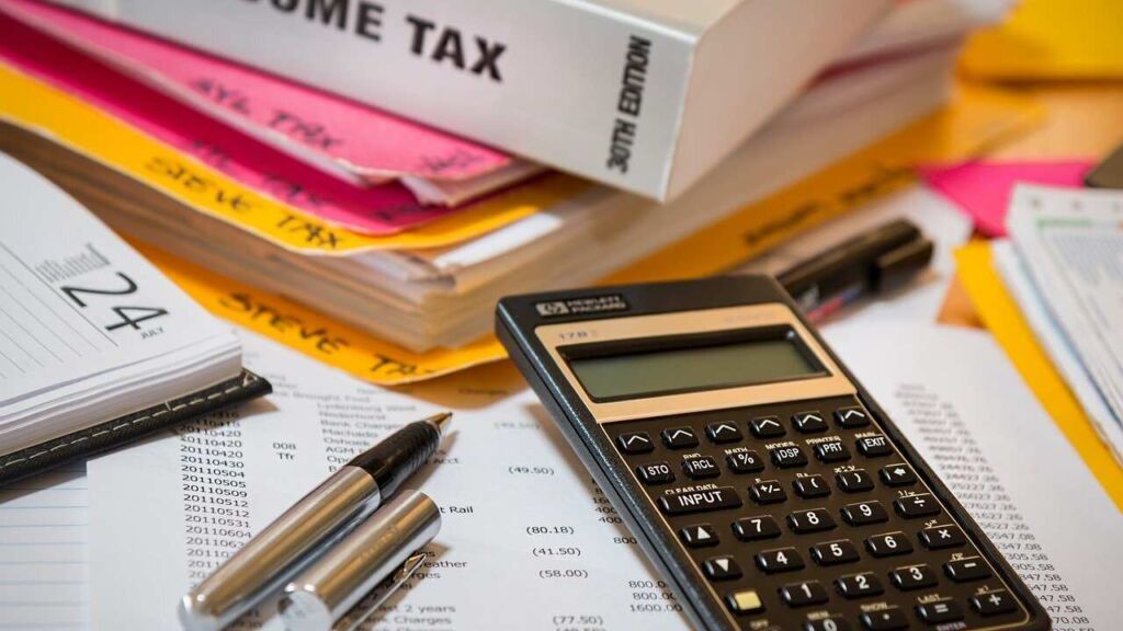 مجموعة من الأوراق والمستندات تتضمن الإعفاء الضريبي والمخصص الضريبي للطلاب في ألمانيا وألة حاسبة لحساب كل هذه الأمور