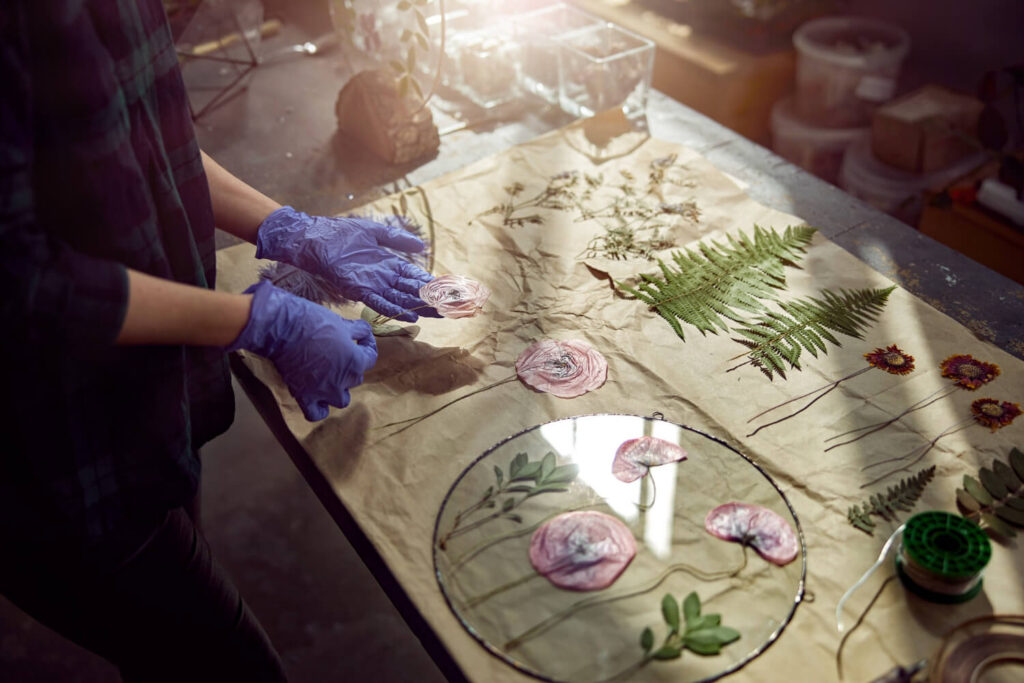  تعبيرية- شخص يقوم بتصنيع المنتجات اليدوية في السويد