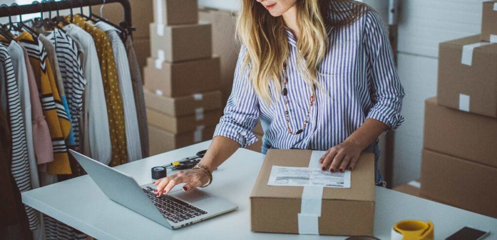 موظفة في إحدى مواقع بيع ملابس محجبات اون لاين تقوم بتغليف طلبية للشحن